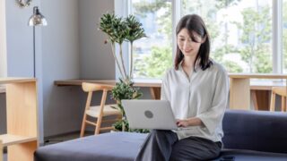 インターネットを使う女性　一括査定サイト